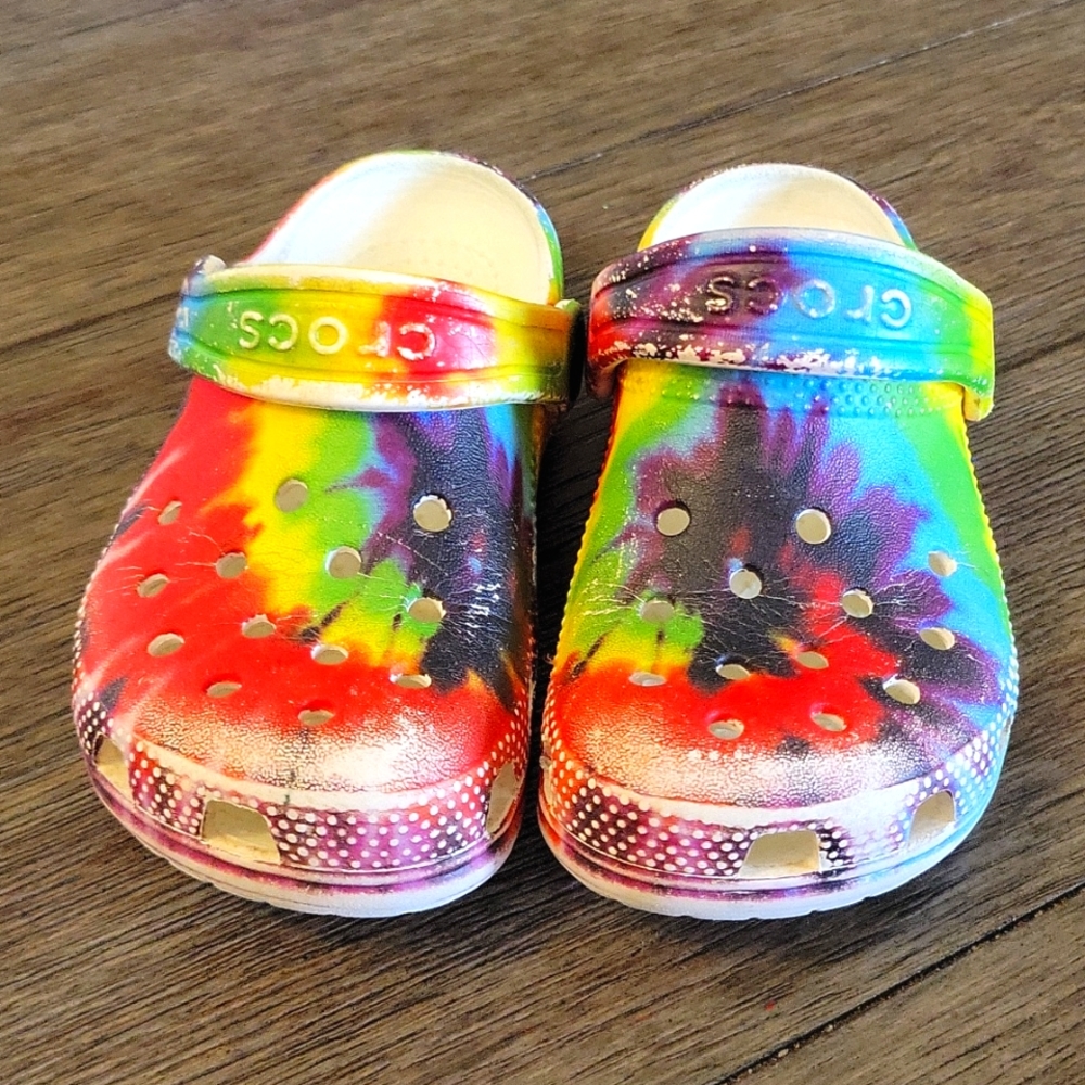 Crocs girls tie dye sz 9c. Multi color.